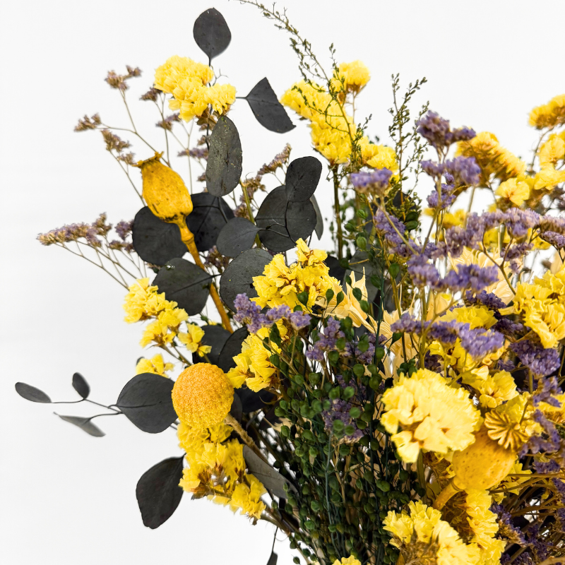 Håndlavet evighedsbuket i Danmark med tørrede og præserverede blomster i lyse, forårsfarver