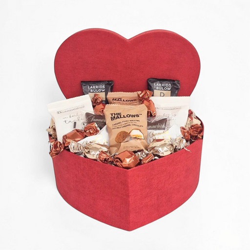 Mors dag gave 2026. Flot hjertegaveæske fyldt med chokolade og lakrids.