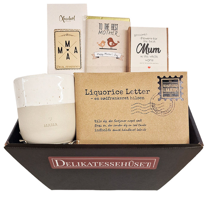 Lille beige gavekurv med lakrids, chokolade og keramikkrus til mor på morsdag