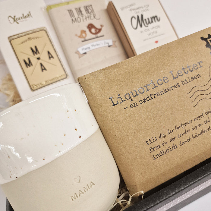 Lille beige gavekurv med lakrids, chokolade og keramikkrus til mor på morsdag