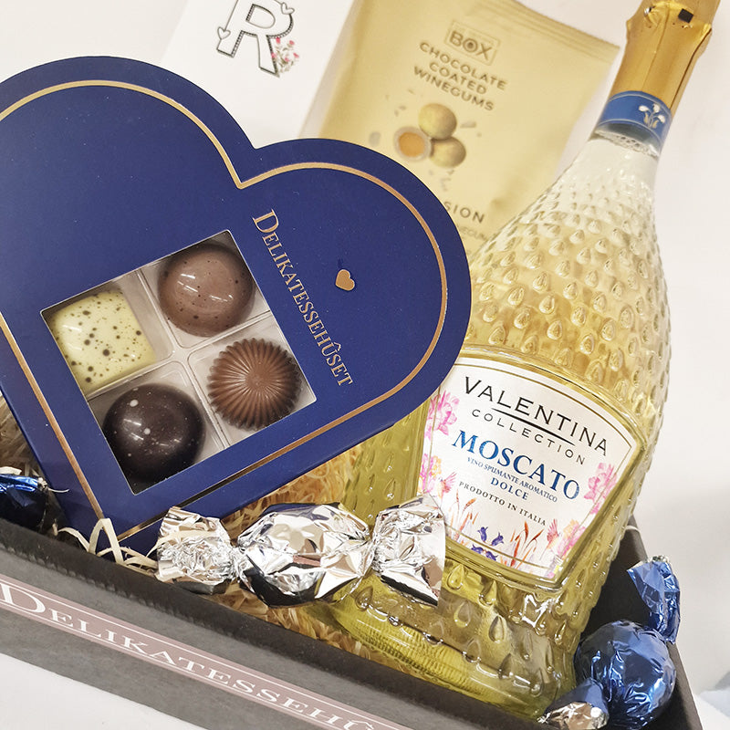 Flot og blå gavekurv med søde bobler, chokolade, lakrids og vingummi til verdens bedste mor
