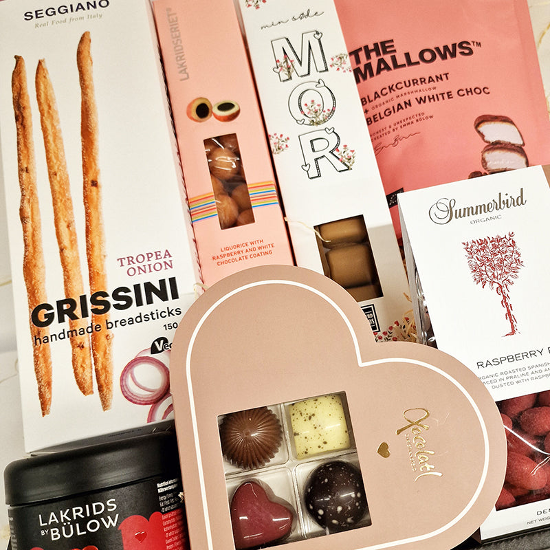 Tætpakket Mors dag gavekurv med chokolade, lakrids, grissini og søde lækkerier til forkælelse.