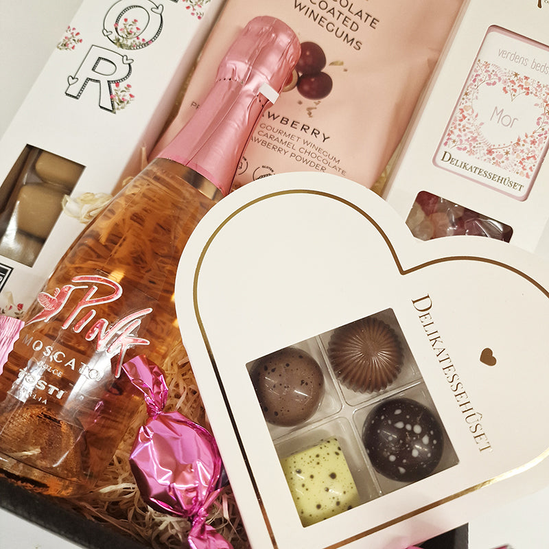 Flot lyserød gavekurv med moscato, chokolade, lakrids og vingummi til morsdag
