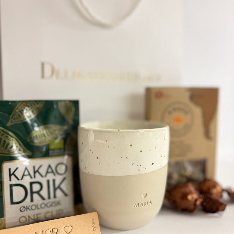 Gavepose med chokolade og Mama krus