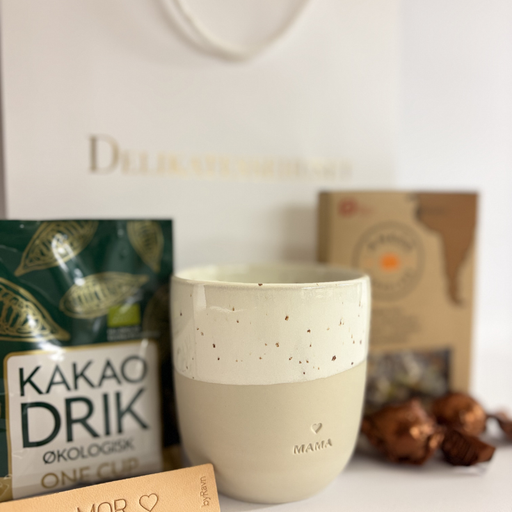 Gavepose med chokolade og Mama krus