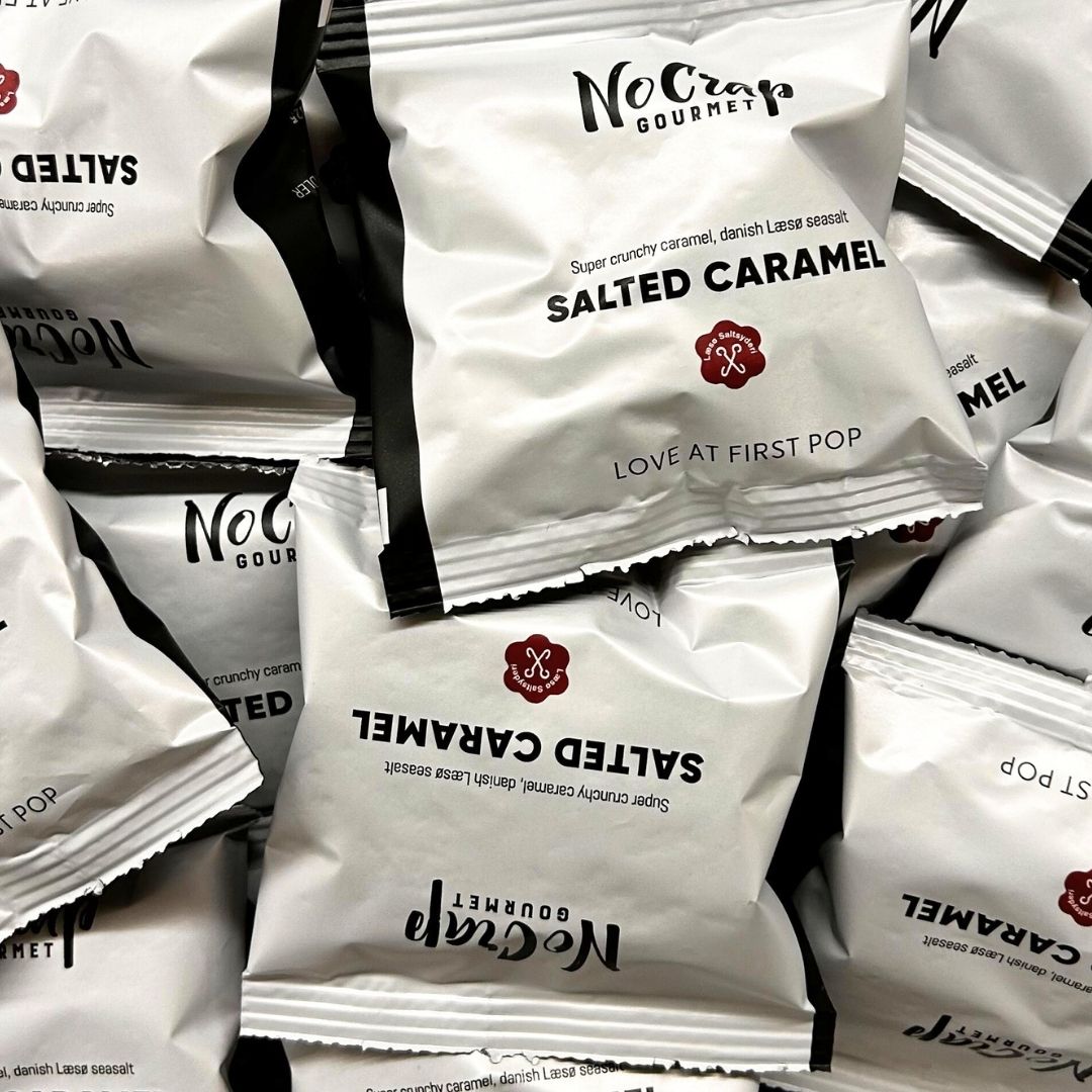 No Crap Gourmet Salted Caramel popcorn med Læsø sydesalt i små hvide poser.