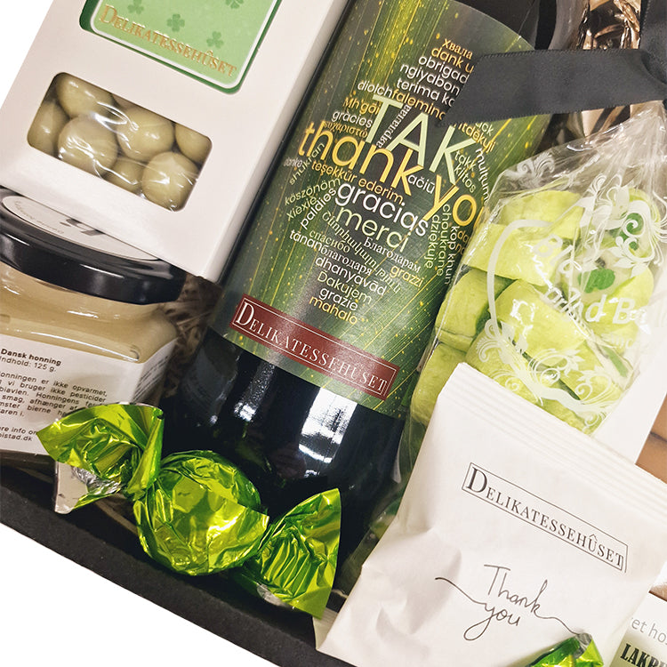 Tæt på firmagave med vin, chokolade og delikatesser til medarbejdere og kunder fra Delikatessehuset.
