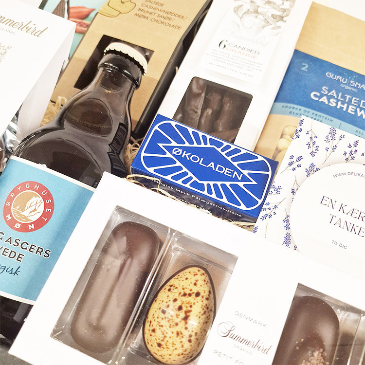 Økologisk gavekurv med chokolade fra Summerbird, øl og specialiteter til en kærlig tanke.