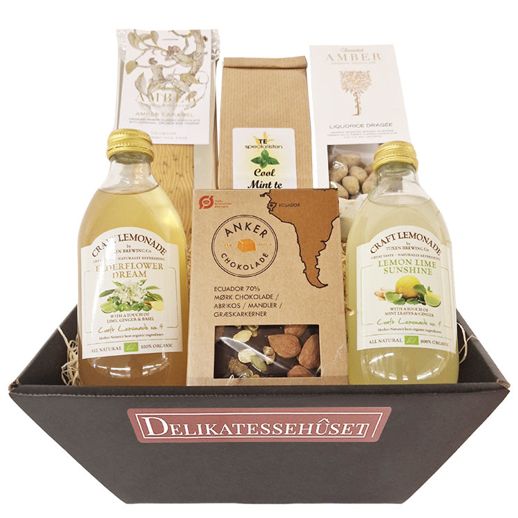 Økologisk gavekurv fra Delikatessehuset med to lemonader, Anker chokolade, te og nødder.