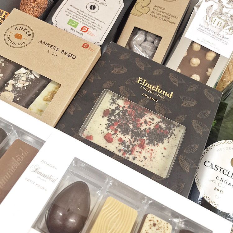 Nærbillede af økologisk gavekurv med gourmet chokolade fra Summerbird, Elmelund og cava.