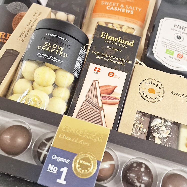 Luksuriøs økologisk gavekurv med chokolade, lakrids og kaffe fra Delikatessehuset.