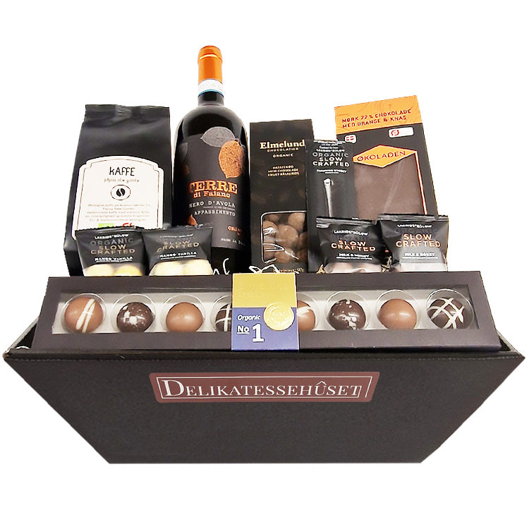 Økologisk gavekurv med rødvin, kaffe, lakrids og chokolade fra Delikatessehuset.