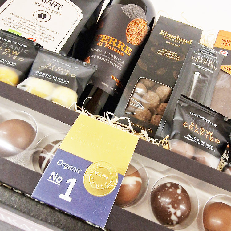 Økologisk gavekurv med vin, chokolade og lakrids fra Delikatessehuset.