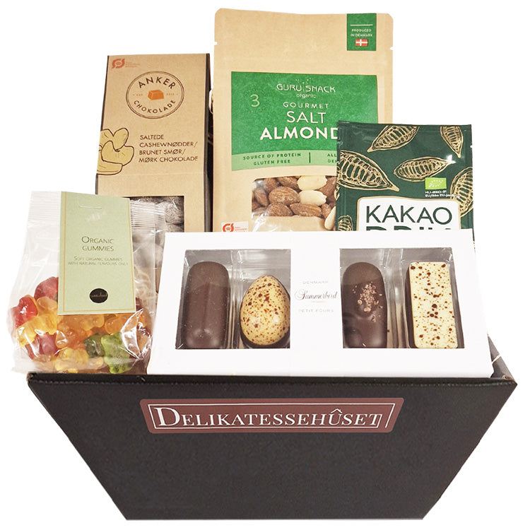 Økologisk gavekurv til sommergave firma med Summerbird chokolade, vingummibamser og saltede mandler.