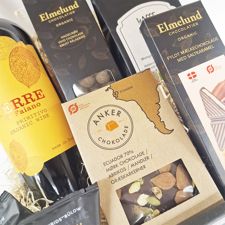 Økologisk gavekurv med rødvin, Anker chokolade og delikatesser fra Elmelund og Bülow.
