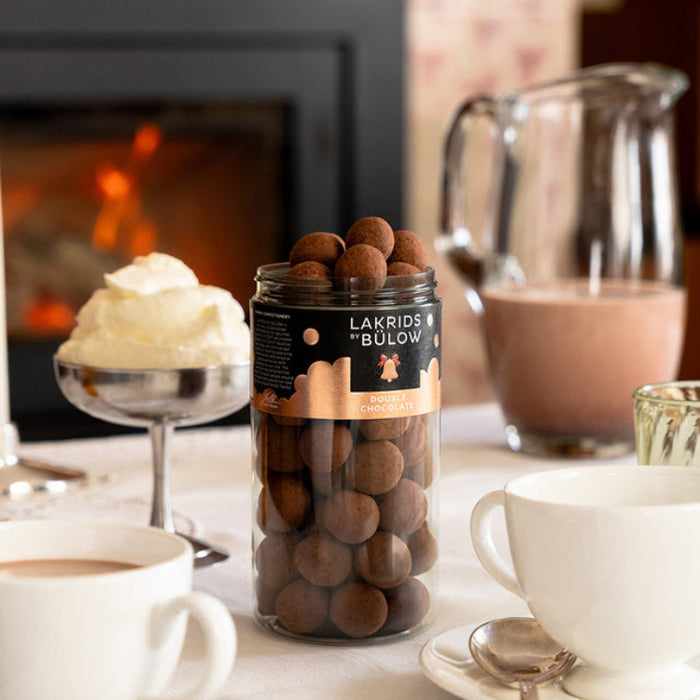 Sød lakrids overtrukket med dulce chokolade, sprøde kakaonibs og et fint lag kakaopulver en himmelsk kombination for chokoladeelskere.