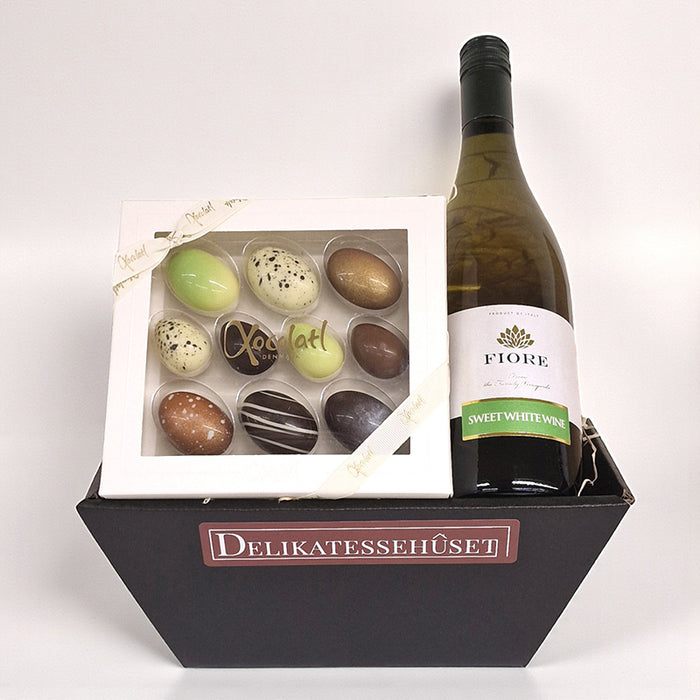 Påskekurv med sød hvidvin og chokolade