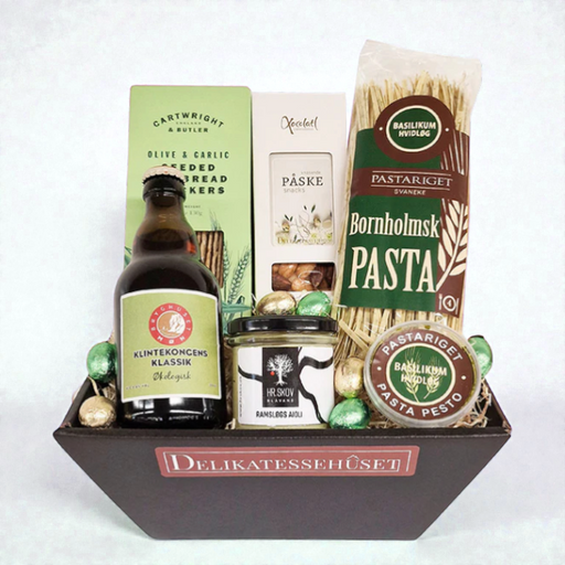 Påskekurv med krydrede danske delikatesser, nødder og små påskeæg.