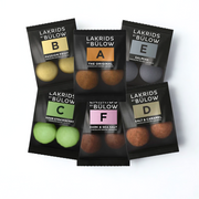 Lakrids by Bülow bogstav-serien med chokoladedrageret gourmetlakrids i små flowpacks.