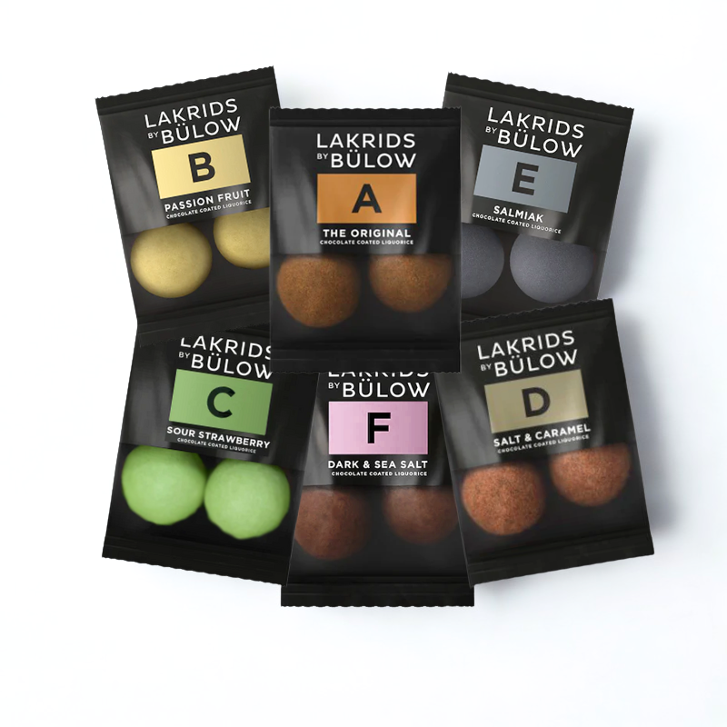 Lakrids by Bülow bogstav-serien med chokoladedrageret gourmetlakrids i små flowpacks.