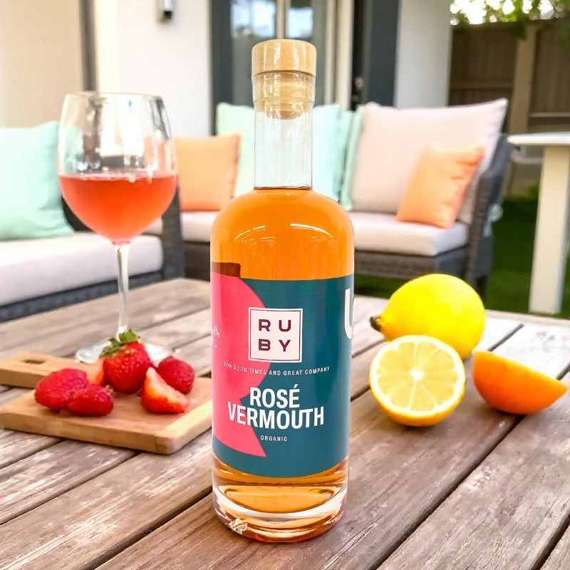 Rose Vermouth fra RUBY. Lækker rose likør til drinks.