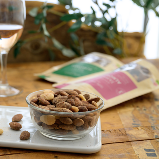 Lækre og sprøde gourmet mandler med salt fra Gurusnack, blandet med deres andre lækre sojamandler som også kan købes på Delikatessehuset.dk