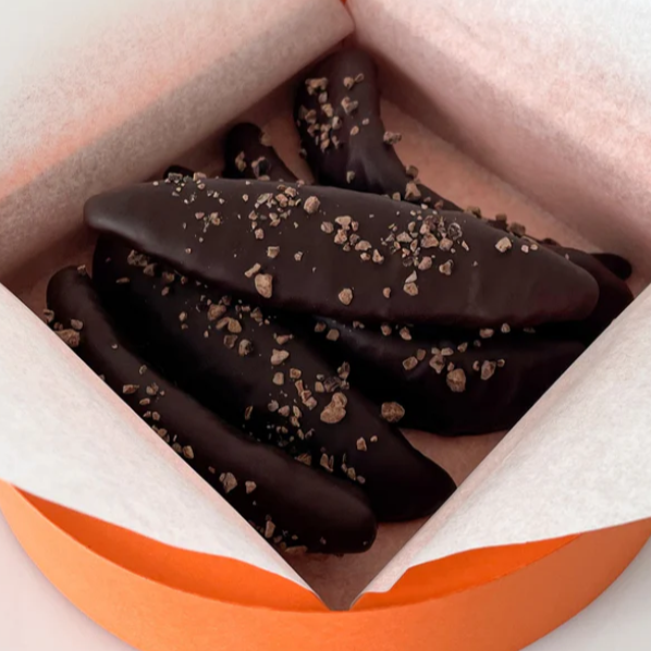 Kandiserede appelsiner med mørk chokolade fra Summerbird. Sommerens gaveæske 2025