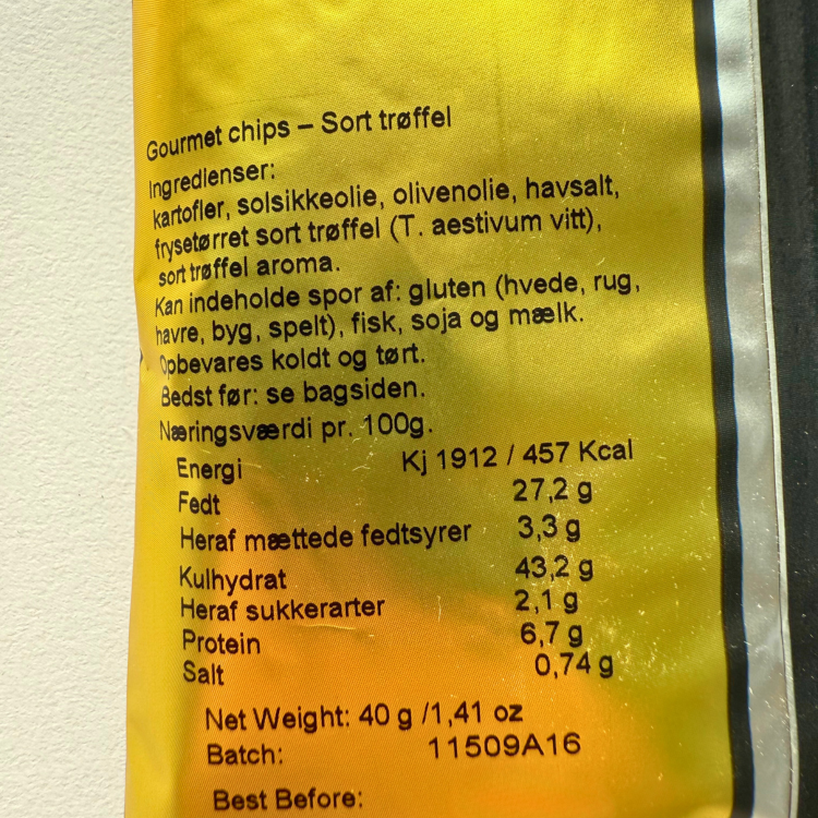 Bagside af Snackgold gourmet chips med sort trøffel, viser ingredienser og næringsindhold på dansk.