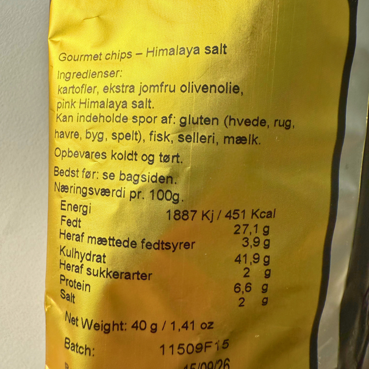Bagsiden af Snackgold gourmet chips med Himalaya salt viser ingredienser og næringsindhold på dansk.