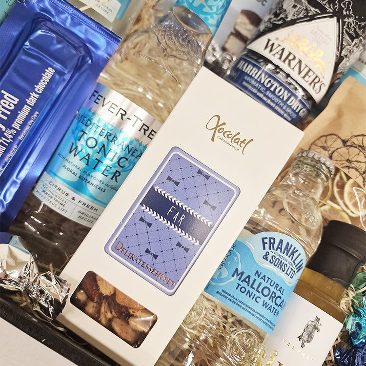Nærbillede af gavekurv til fars dag med gin, tonic water og chokolade med teksten far.
