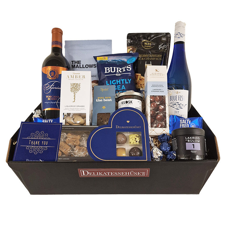 Stor gavekurv med vin, chokolade og delikatesser samt et Thank You kort fra Delikatessehuset.