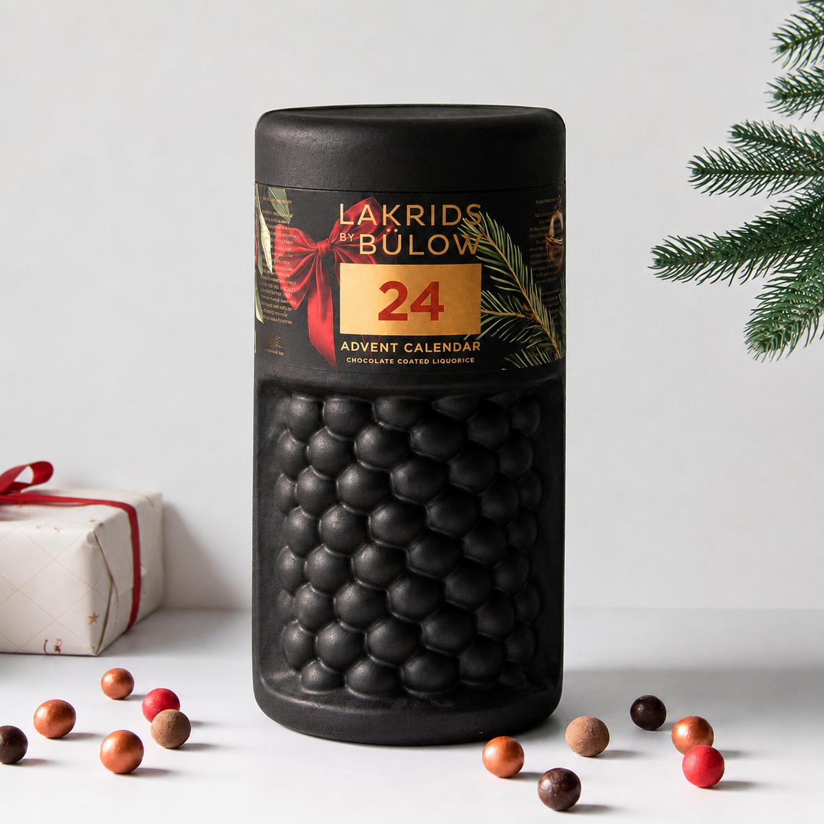Stor Lakrids by Bülow familie julekalender. Bestil hos Delikatessehuset og modtag en gratis bøtte Classic (værdi 99,-)