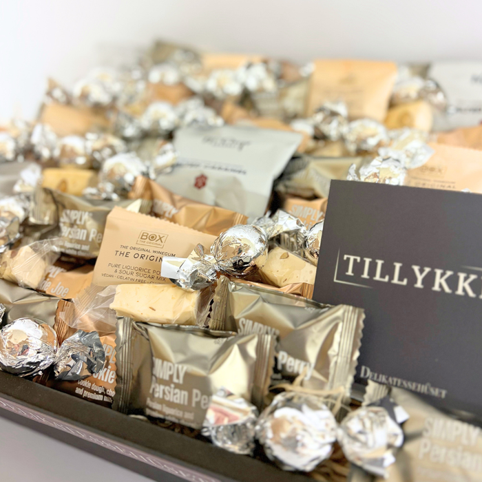 Delevenlig tillykke gavekurv i sølv med NoCrap, Box The Original, Simply Chocolate og søde specialiteter