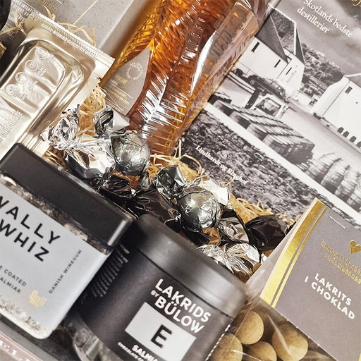 Stor whisky gavekurv med whisky, en grundbog og lakrids og lækkerier