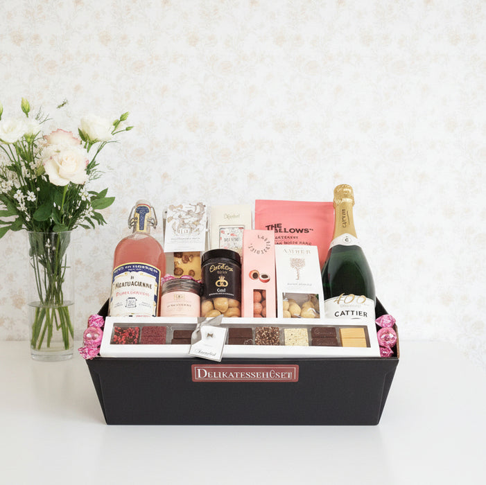 Stor lyserød champagnekurv m. søde lækkerier