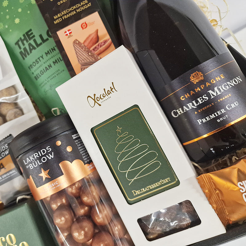 Overdådig gavekurv julekurv med champagne, marcipan, lakrids og chokolade