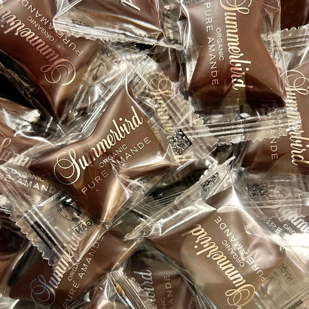 Nærbillede af Summerbird Pure Amande økologiske chokolade sommerfugle indpakket i klar flowpack.