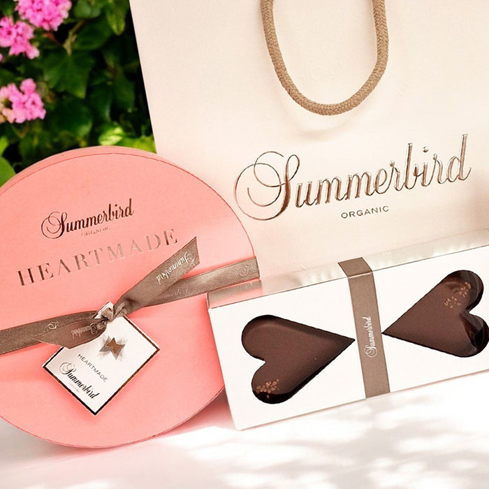 Summerbird gavepose med chokoladehjerter, dragerede mandler og en rund gaveæske