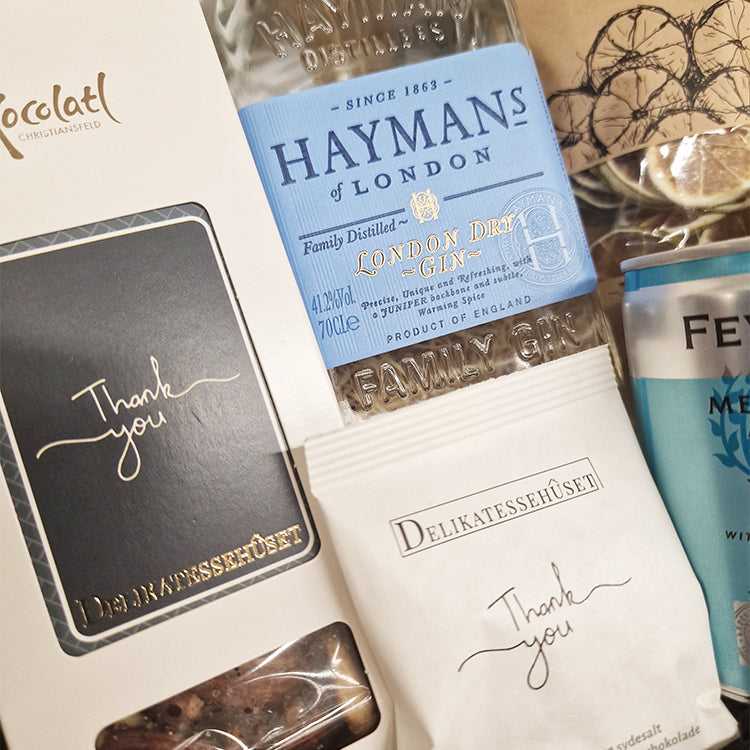 Nærbillede af Haymans London Dry Gin og Thank You kort i en flot gavekurv.