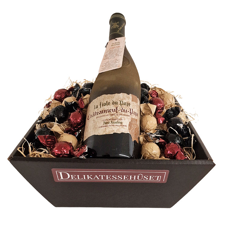 Eksklusiv gavekurv fra Delikatessehuset med La Fiole du Pape Chateauneuf-du-Pape rødvin og chokoladekugler.