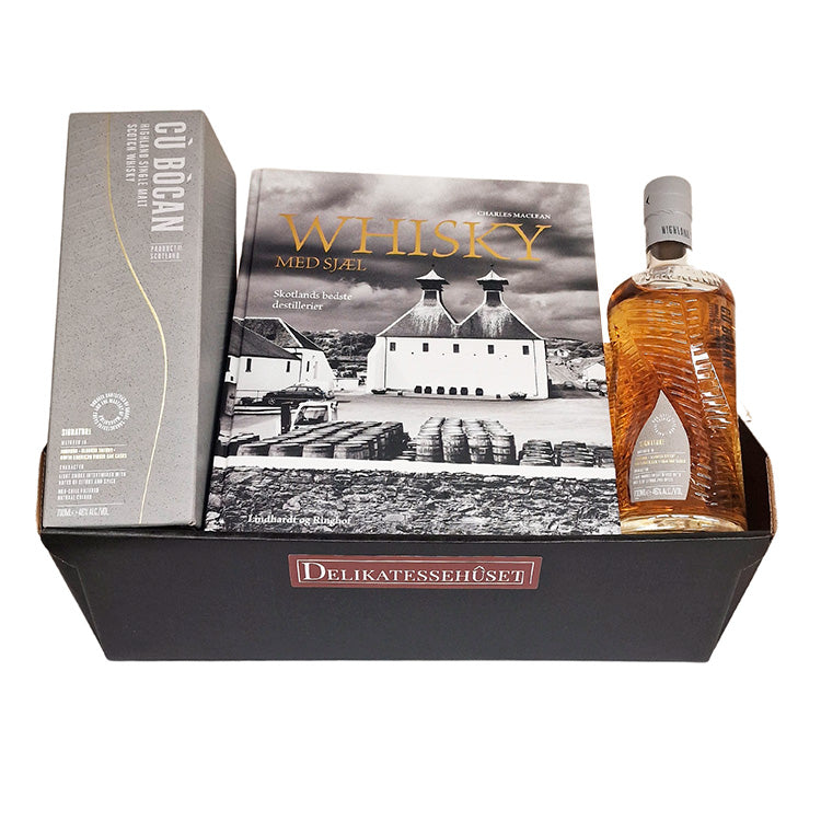 Gavekurv til ham med Cù Bòcan whisky og bogen Whisky med sjæl fra Delikatessehuset.