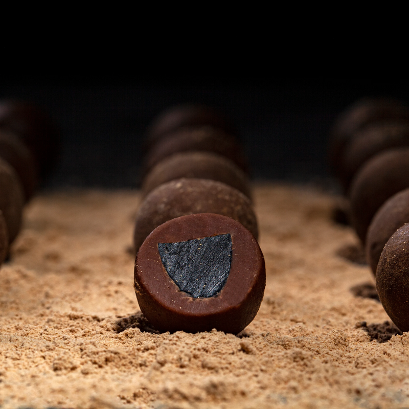 Bülow A – blød, sød lakrids overtrukket med mælkechokolade og vendt i lakridspulver