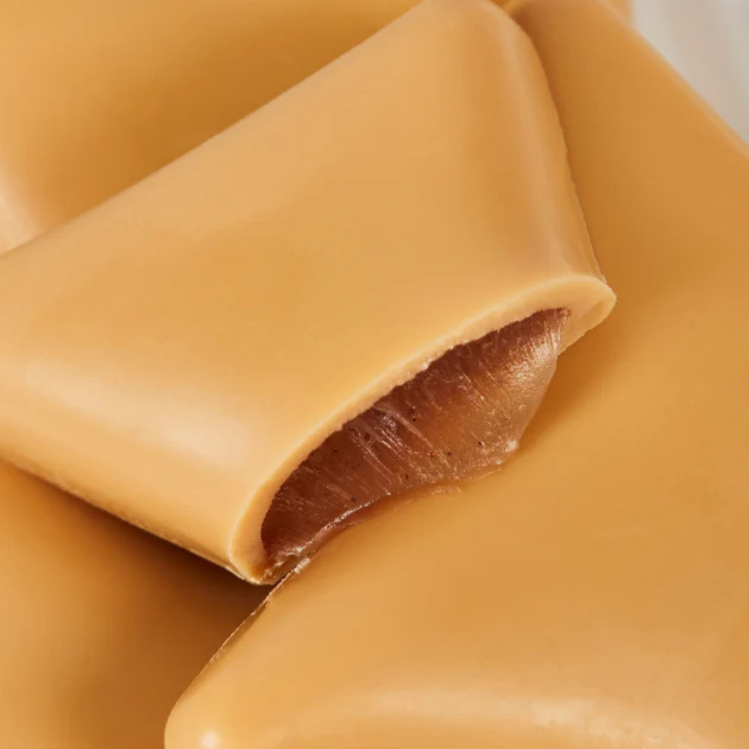 Nærbillede af Summerbird Amber chokolade med karamelliseret fyld og en silkeblød tekstur.