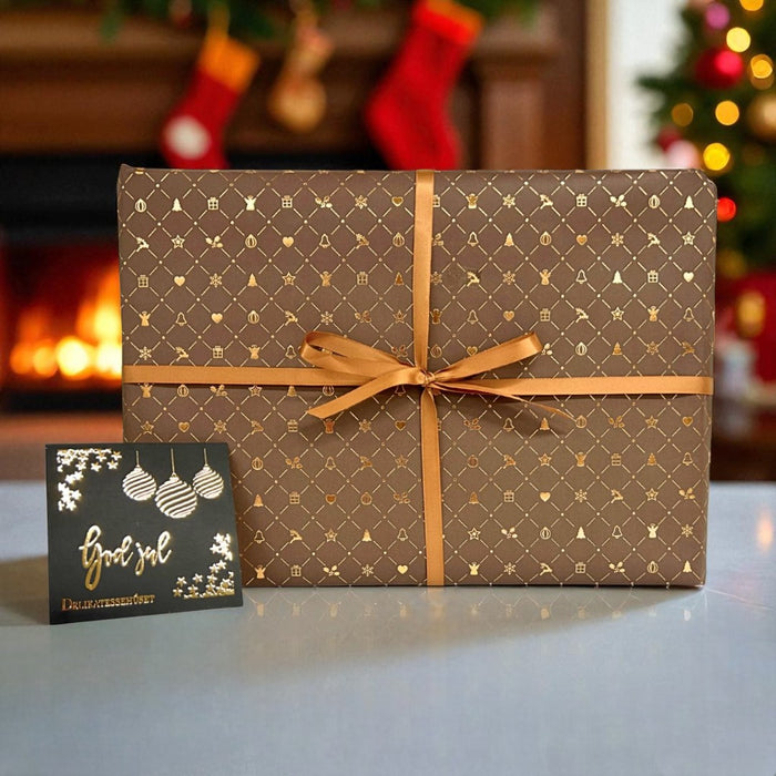 Flot gaveløsning indpakket i gavepapir med julemotiv, helt perfekt som julegave med kort til jul 