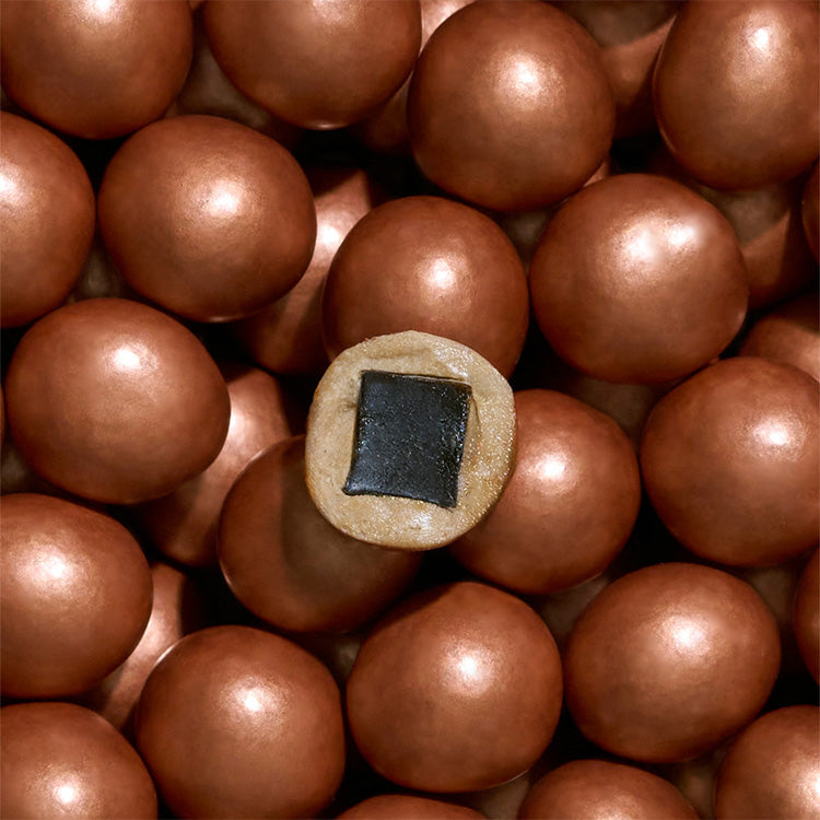 Luksuriøse lakridskugler med chokoladeovertræk og bronzefarvet finish fra Lakrids by Bülow hos Delikatessehuset.