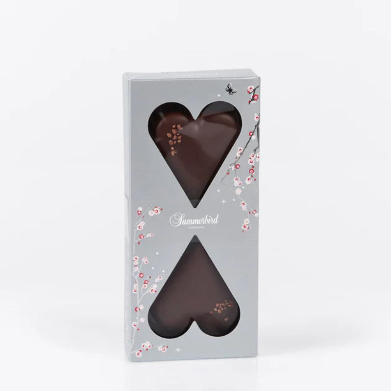 Summerbird Hearts Christmas – lille hjerteformet chokolade med mørk Amazonas 61 % chokolade, blød marcipan og drys af kakaogrué, pakket i juleinspireret emballage.
