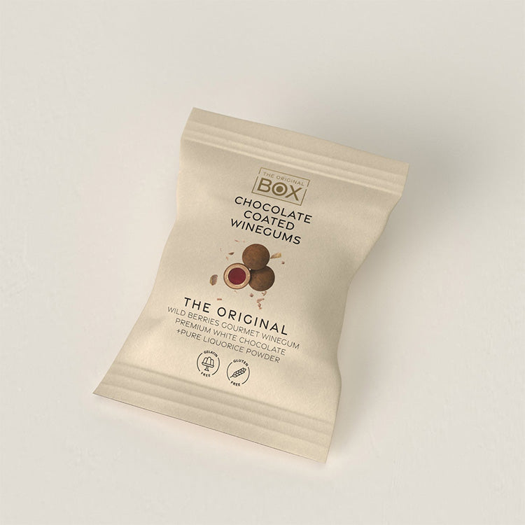 The Original Box flowpack med chokoladeovertrukne vingummier med vilde bær og lakridspulver.