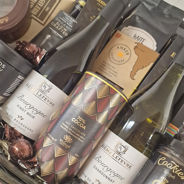 Nærbillede af eksklusiv gavekurv med fransk Bourgogne rødvin, hvidvin, chokolade og kaffe.