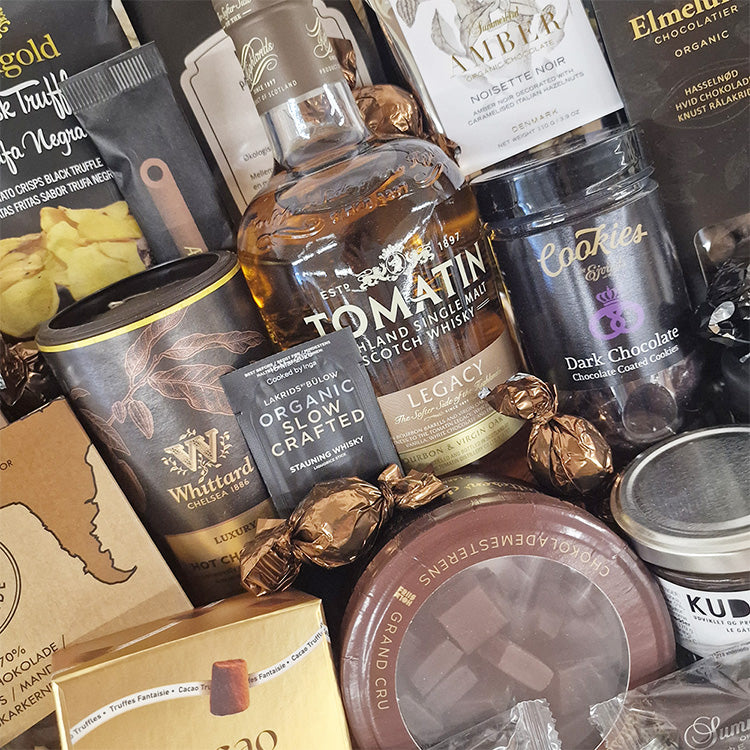 Kæmpe overdådig gavekurv med whisky, chokolade og forskellige danske lækkerier. 