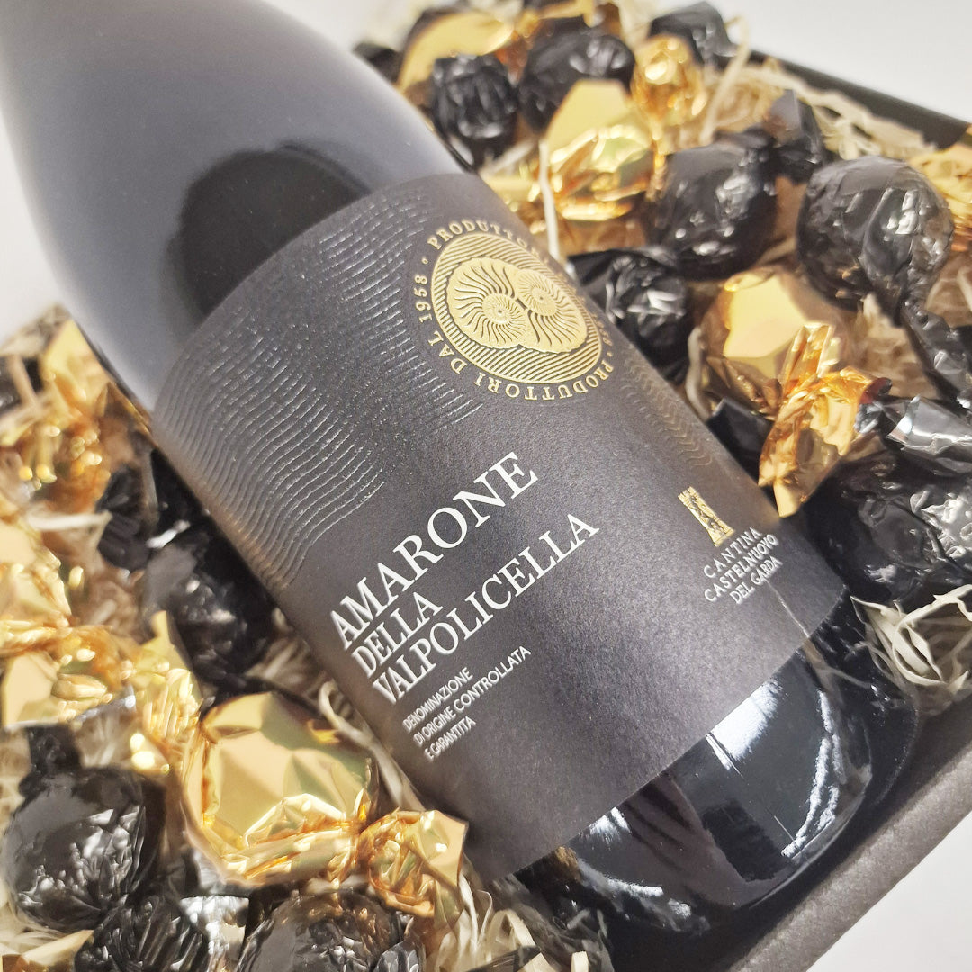 Gavekurv med Amarone della Valpolicella rødvin og luksuriøse chokolader i guld og sort indpakning.